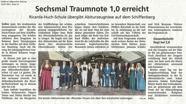 2021-07-10_GiAllgZ_S23_RHS_uebergibt_Abizeugnisse_auf_dem_Schiffenberg